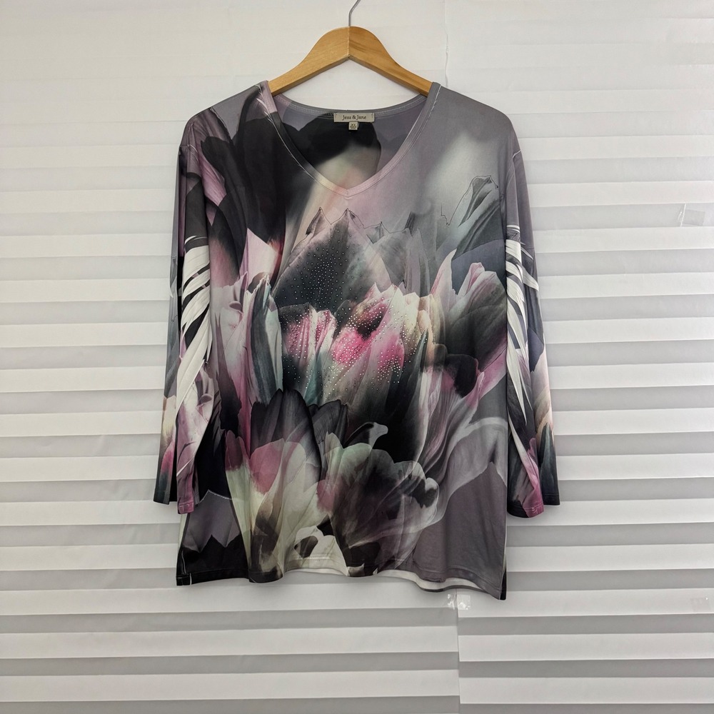 Jess & Jane Womens XL Floral V-Neck Rhinestone 3/4 Sleeve Top Purple Grey USA